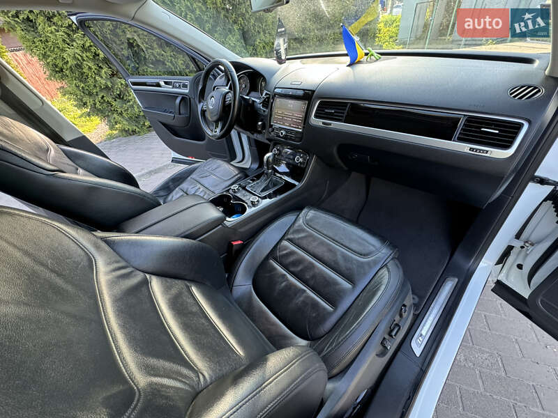 Позашляховик / Кросовер Volkswagen Touareg 2013 в Чернівцях