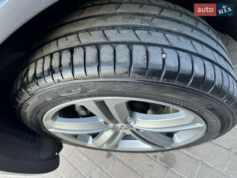 Позашляховик / Кросовер Volkswagen Touareg 2013 в Чернівцях