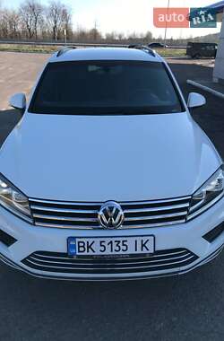 Позашляховик / Кросовер Volkswagen Touareg 2015 в Радивиліві