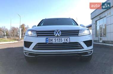 Внедорожник / Кроссовер Volkswagen Touareg 2015 в Радивилове