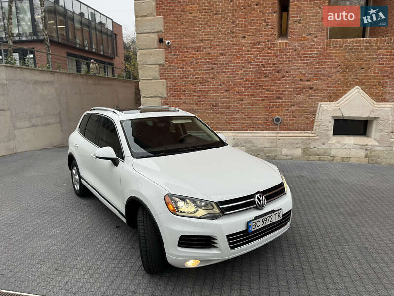 Внедорожник / Кроссовер Volkswagen Touareg 2012 в Львове