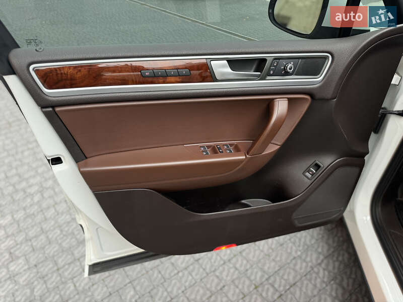 Внедорожник / Кроссовер Volkswagen Touareg 2012 в Львове