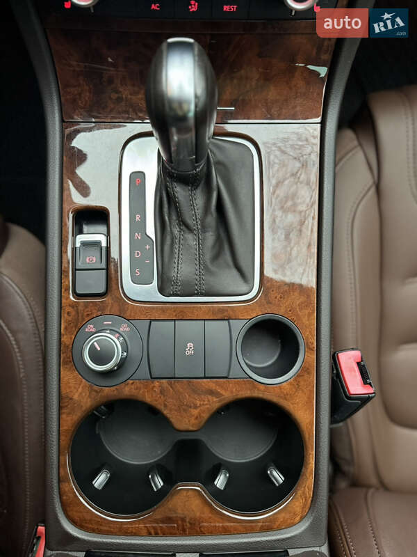 Внедорожник / Кроссовер Volkswagen Touareg 2012 в Львове
