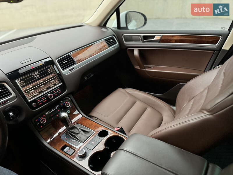 Внедорожник / Кроссовер Volkswagen Touareg 2012 в Львове