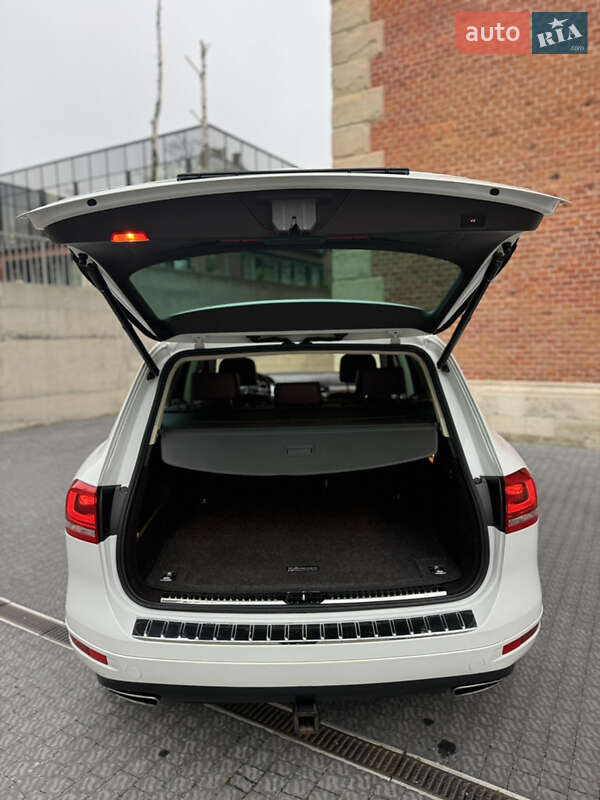 Внедорожник / Кроссовер Volkswagen Touareg 2012 в Львове