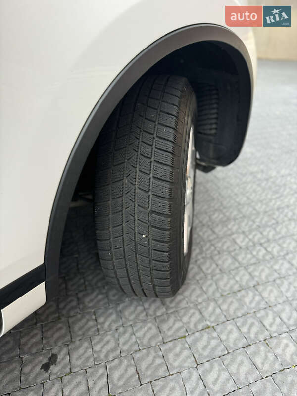 Внедорожник / Кроссовер Volkswagen Touareg 2012 в Львове