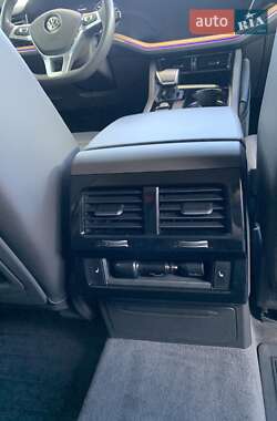 Внедорожник / Кроссовер Volkswagen Touareg 2018 в 