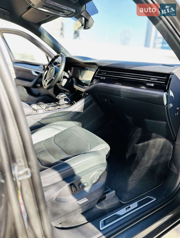 Внедорожник / Кроссовер Volkswagen Touareg 2019 в Киеве