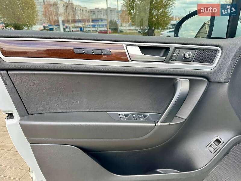 Позашляховик / Кросовер Volkswagen Touareg 2017 в Дніпрі