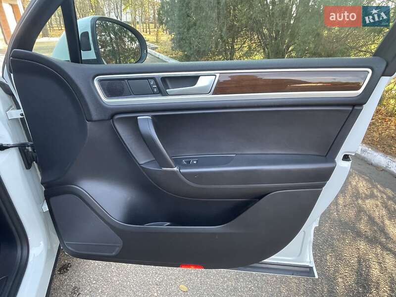 Внедорожник / Кроссовер Volkswagen Touareg 2015 в Черкассах