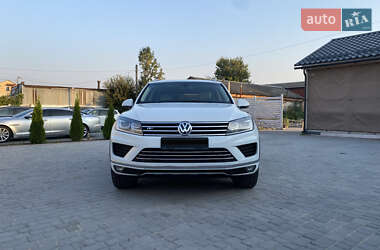 Позашляховик / Кросовер Volkswagen Touareg 2014 в 