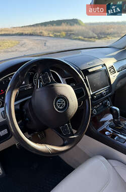 Позашляховик / Кросовер Volkswagen Touareg 2014 в 