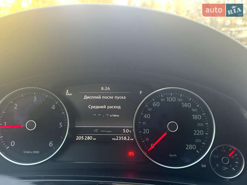 Внедорожник / Кроссовер Volkswagen Touareg 2012 в Днепре