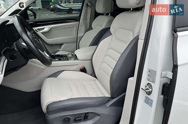 Внедорожник / Кроссовер Volkswagen Touareg 2019 в 