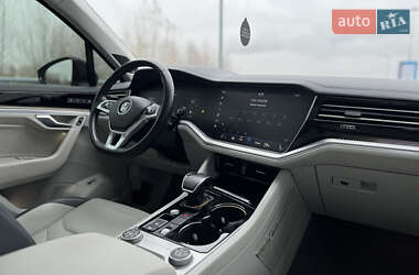 Внедорожник / Кроссовер Volkswagen Touareg 2019 в 