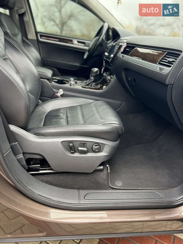 Внедорожник / Кроссовер Volkswagen Touareg 2012 в Измаиле