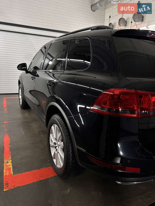 Внедорожник / Кроссовер Volkswagen Touareg 2011 в Хмельницком
