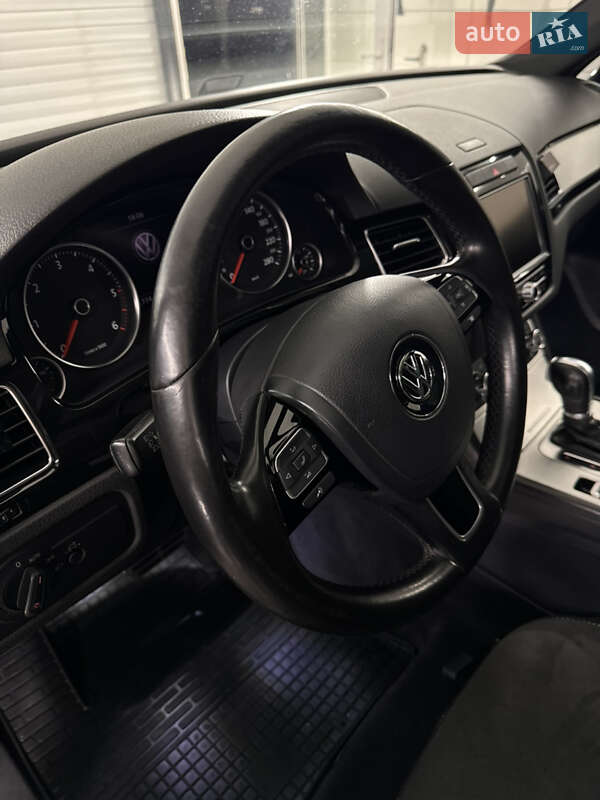 Внедорожник / Кроссовер Volkswagen Touareg 2011 в Хмельницком