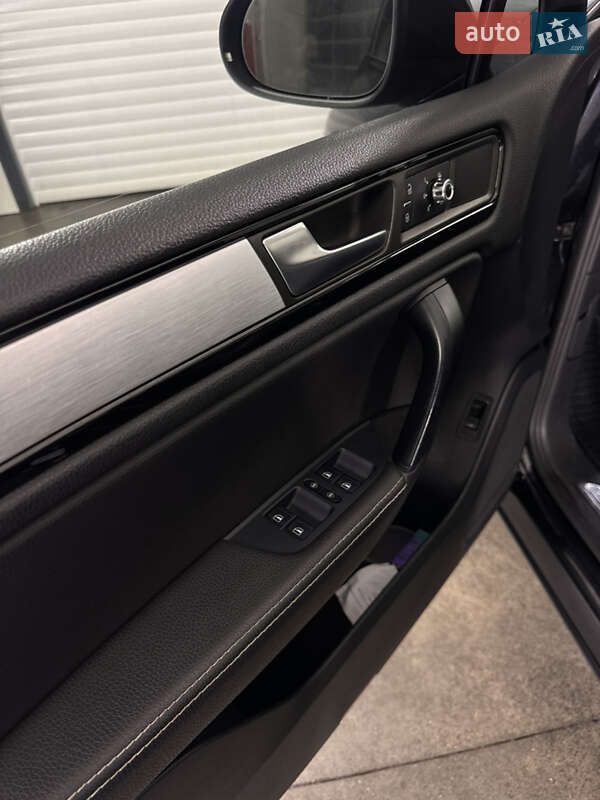 Внедорожник / Кроссовер Volkswagen Touareg 2011 в Хмельницком