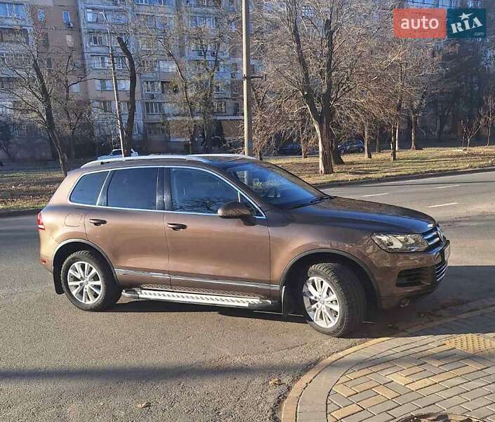 Позашляховик / Кросовер Volkswagen Touareg 2013 в 