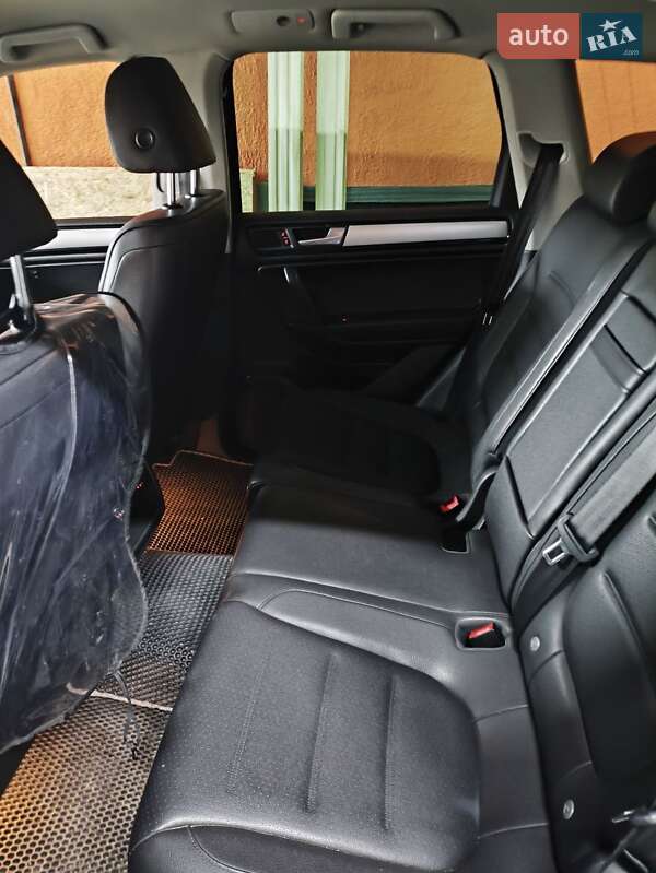 Внедорожник / Кроссовер Volkswagen Touareg 2013 в Киеве