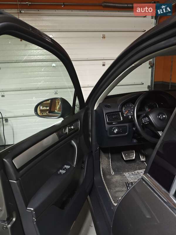 Внедорожник / Кроссовер Volkswagen Touareg 2013 в Киеве