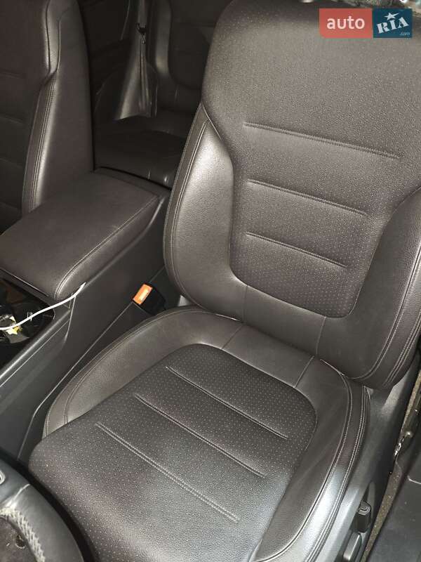 Внедорожник / Кроссовер Volkswagen Touareg 2013 в Киеве