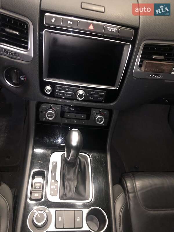 Внедорожник / Кроссовер Volkswagen Touareg 2016 в Ровно