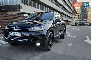 Внедорожник / Кроссовер Volkswagen Touareg 2014 в Киеве