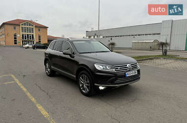 Внедорожник / Кроссовер Volkswagen Touareg 2014 в Ужгороде