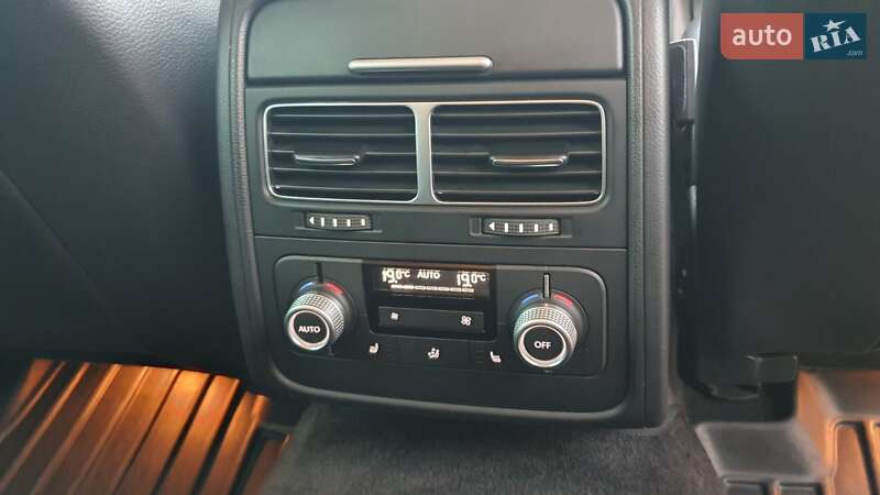 Внедорожник / Кроссовер Volkswagen Touareg 2015 в Черновцах