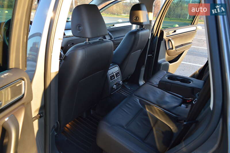 Внедорожник / Кроссовер Volkswagen Touareg 2015 в Черновцах