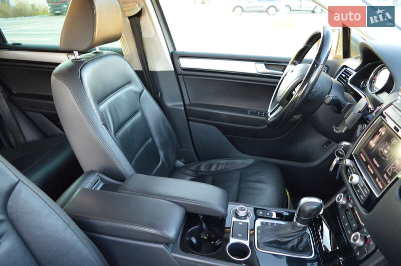 Внедорожник / Кроссовер Volkswagen Touareg 2015 в Черновцах