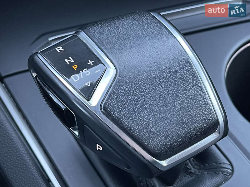 Позашляховик / Кросовер Volkswagen Touareg 2018 в Мукачевому