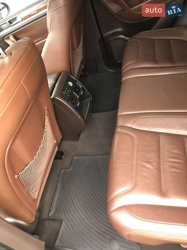Позашляховик / Кросовер Volkswagen Touareg 2011 в Києві
