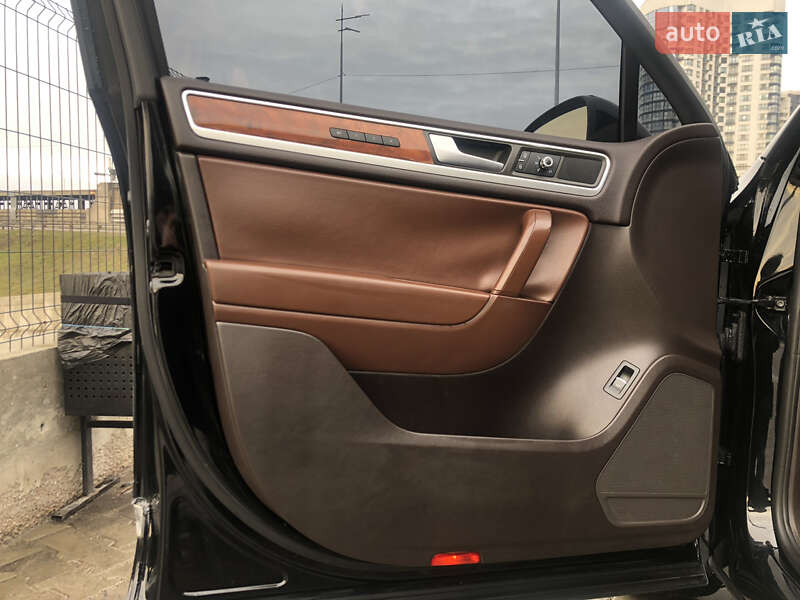 Позашляховик / Кросовер Volkswagen Touareg 2011 в Києві