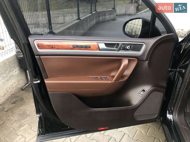 Позашляховик / Кросовер Volkswagen Touareg 2011 в Києві