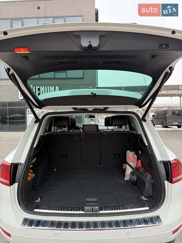 Позашляховик / Кросовер Volkswagen Touareg 2012 в Києві