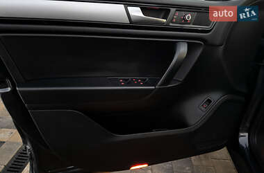 Позашляховик / Кросовер Volkswagen Touareg 2012 в 