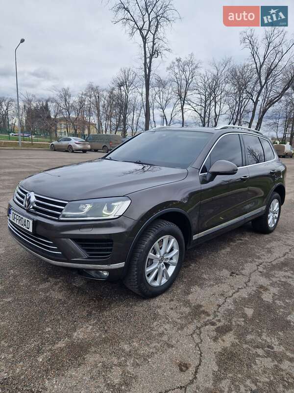 Внедорожник / Кроссовер Volkswagen Touareg 2015 в 
