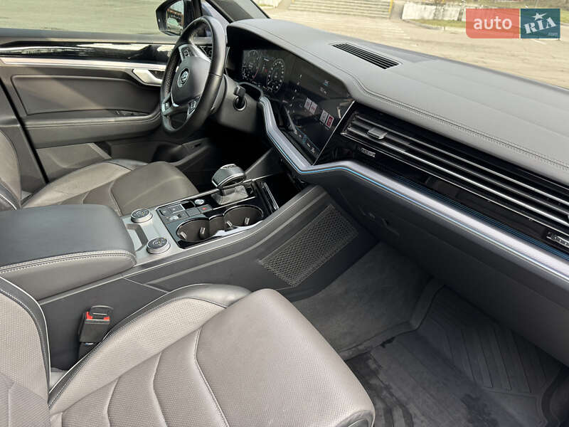 Внедорожник / Кроссовер Volkswagen Touareg 2019 в Александрие