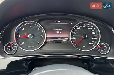Внедорожник / Кроссовер Volkswagen Touareg 2014 в 
