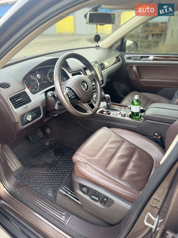 Внедорожник / Кроссовер Volkswagen Touareg 2012 в Змиеве