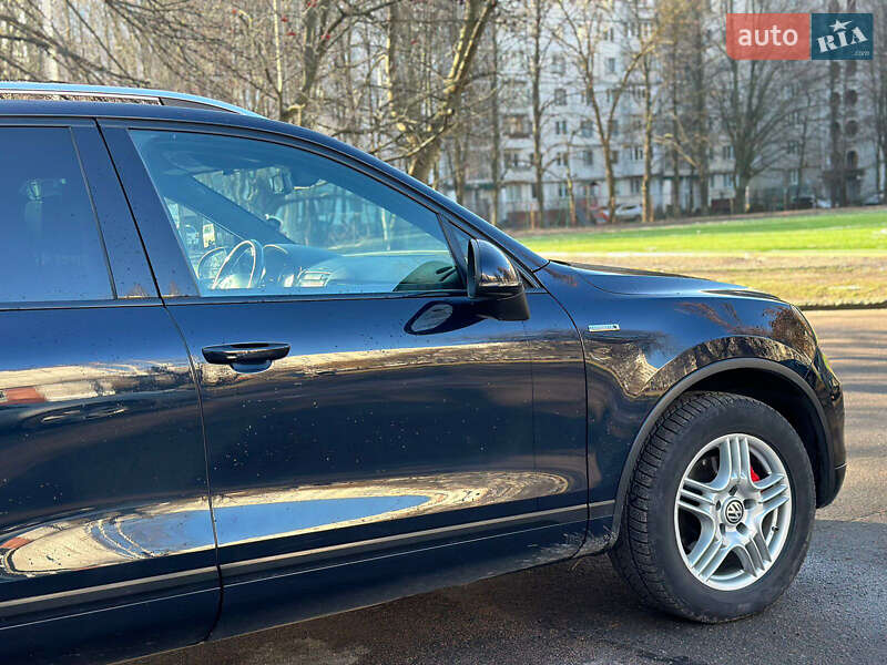 Внедорожник / Кроссовер Volkswagen Touareg 2014 в Житомире