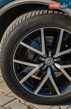 Внедорожник / Кроссовер Volkswagen Touareg 2018 в 