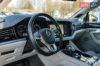 Внедорожник / Кроссовер Volkswagen Touareg 2018 в 