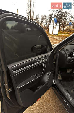 Внедорожник / Кроссовер Volkswagen Touareg 2012 в 