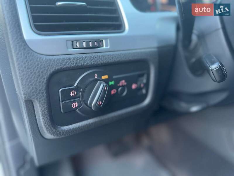 Внедорожник / Кроссовер Volkswagen Touareg 2012 в Харькове