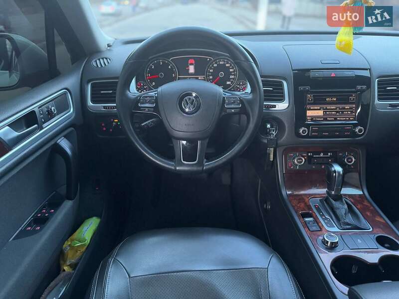 Внедорожник / Кроссовер Volkswagen Touareg 2012 в Харькове