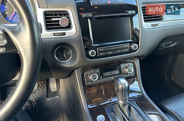 Позашляховик / Кросовер Volkswagen Touareg 2011 в 